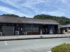 そしてそこから10分ほどで、目的地天竜二俣駅です。
少しの時間なので駅前のロータリーの停車スペースに車を止めて。