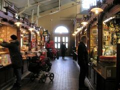 ああ、中は暖かい♪
外観がちょっとブダペストの中央市場っぽいかな～と思ったんですけど、あそこよりかなりミニかな。

ここは1889年オープン。食べ物屋さんばかりだった印象ですね。
