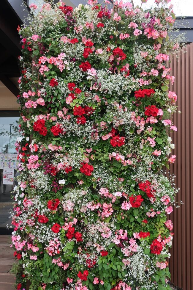 見事な花のモニュメントです