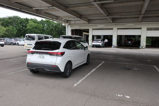日産レンタカー空港店に車を返却します<br />名残惜しいですね　　今回の旅行で８日間で走行距離2643,8ｋｍでした<br />　　ガソリン給油は８２，４リットル１１，５６６円（２０００円分はチケット）