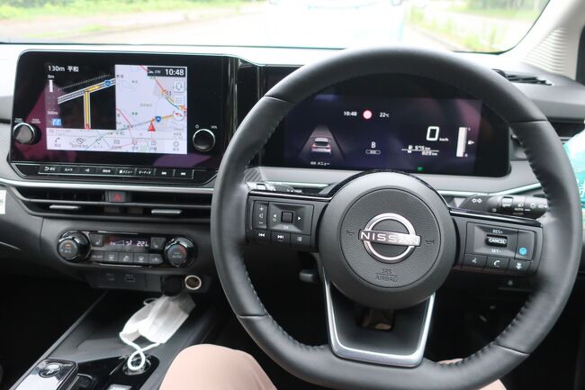 お世話になった、日産ノートeパワーの車内、ステアリング周りです