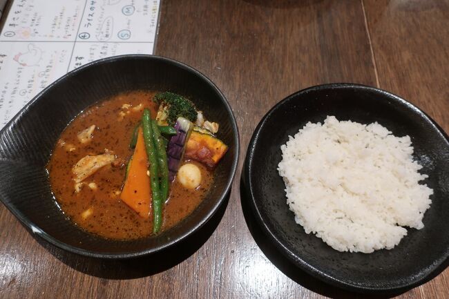 私はチキンカレーでご飯は普通盛　辛さ５です