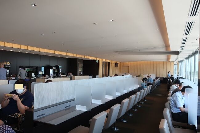 ラウンジの中は結構混雑していました