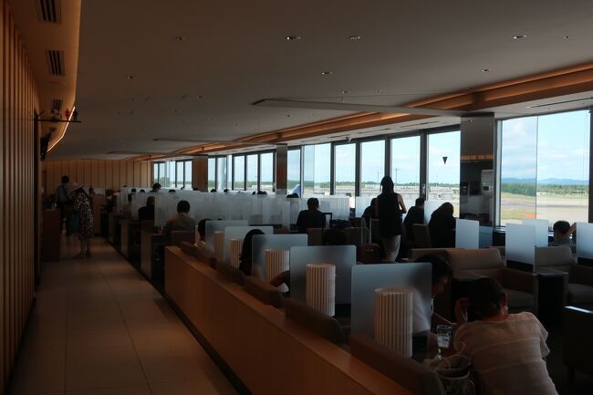 混雑したラウンジ内の様子