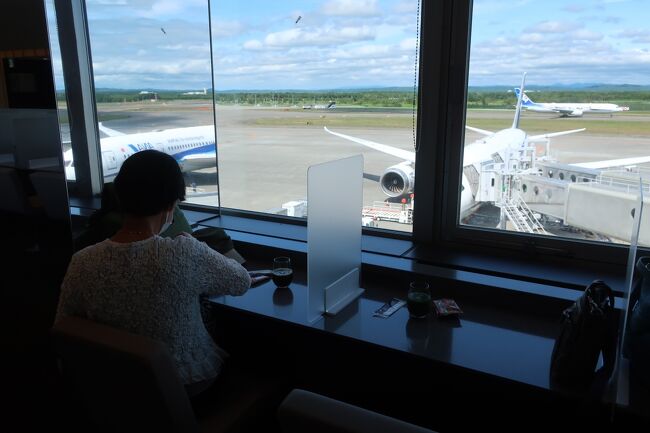 やっと窓際のカウンター席が空きましたので、席をゲットしました