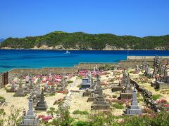 浜の右手にはキリシタン墓地
日本の墓地にあるお墓に似ていますが、石の上にはクルスが添えられています。
