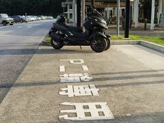 続いて、友部SAにも立ち寄ります。

ここはよくある二輪車スペースです。
頭から入る駐車スペースだと、二輪車にはバックギアがないので、出るときのバックは一仕事。

こういう配置だと、駐車場から出てくる車の前に、バイクの後ろを突きだすことになるので、十分な注意が必要。
当たり前なんですけど、バイクに乗った人でないと気がつかない一仕事なんですよね。