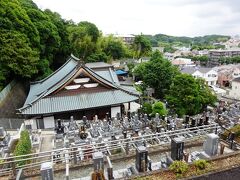 その領家公園から尾根筋に北上する。尾根の北、阿久和川と県道のある谷間へ降りる斜面全体に、寺院と霊園が広がる。
普光寺だ。
光応山普光寺（東光院）、高野山真言宗のお寺です。
