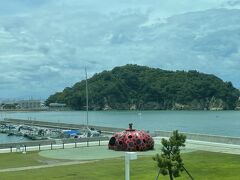 きょろきょろしているとあっと言う間にカボチャが見えてきました(^▽^;)
久々の直島に上陸です。
宮浦港。