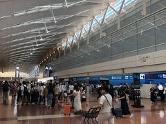 【第１日】

６時半ごろの羽田空港第２ターミナル。夏休み中とあって、そこそこ人が多い。
プレミアムチェックインでも荷物を預ける人の列が出来ていたが、荷物が無ければすんなりと保安検査場を通過。