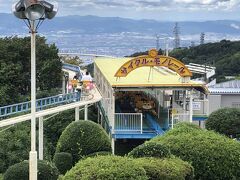 生駒山上駅から、入場無料の生駒山上遊園地へ入る。
開園は、1929年（昭和4年）と歴史のある遊園地で、かつては絶叫マシンを売りにしていたらしい。
現在では、ファミリー向けの施設に代わり、子供連れのお客さんが多かった。