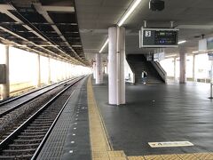 生駒駅から大阪方面に戻り、布施駅で乗り換え。
近鉄大阪線と奈良線が分岐する駅だが、各々の路線のプラットホームが別々の階にある二重構造となっていた。