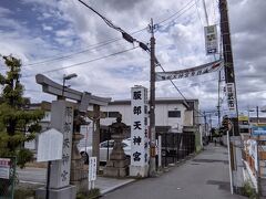 裏なのでこじんまりとした参道。