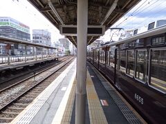 梅田の一駅前、中津駅で降車します。
名物の激狭ホーム。