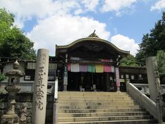 玉川大師本堂　真言宗智山派の一寺、創建は1925年、開山は龍海大和尚、本尊は弘法大師像です。正式名は宝泉山玉真密院といいます。境内には仏殿、地蔵尊、水子地蔵尊、六地蔵、ぼけ封じ観世音菩薩像、本尊弘法大師像等があります。仏殿内陣には涅槃像等多くの仏様が安置されています。特筆すべきは仏殿に地下にある地下遍照金剛殿と呼ばれる霊場です。長さ約100Mに地下霊場の中に西国三十三か所霊場と四国八十八か所霊場の仏像と十二支像が安置されています。仏殿内にある階段を降りて少し進むと、光一筋もささない暗闇に入ります。右手の壁を探りながらやがて薄明りの中に西国八十八ケ所霊場の仏像、又暗闇の中右手壁を頼りに進むと、西国三十三か所霊場仏像、十二支象、又暗闇、やがて薄明りの先に階段、階段を登って仏殿一階に戻りました。玉川大師の地下霊場巡りをすることで、四国八十八、および西国三十三か所霊場巡りをしたと同じご利益が得られるそうです