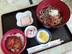 永平寺を参拝した後ちょうど昼時で蕎麦でも食べようと思いこちらで食事をしました。
お土産物屋の2階にあるお店で蕎麦と福井名物ソースかつ丼と胡麻豆腐のセットの定食を食べました。
メニューの写真ではボリュームがあっておいしそうでしたが、いわゆる観光地の食堂メニューといった感じでした。