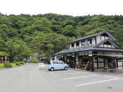 10時、やってきました、塔のへつり。駐車場が写っていますがこれらはお土産屋さんの駐車場。公共の駐車場はもっと手前にあります。
お土産を買うならここに停めてもOK。