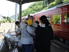 特別停車の伊予長浜にてお菓子の販売