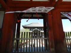 こちらは「東大寺中門」から仰ぎ見た大仏殿。