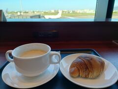 朝が早かったのでカフェラテで目を覚まして。。