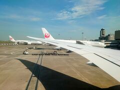 羽田空港に到着。
混雑で中々着陸できず15分延着でした。