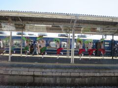 10:38　渋川駅の反対側ホームにSLぐんま みなかみが停車していて、おもてなしの渋川名物「へそ踊り」の真っ最中！