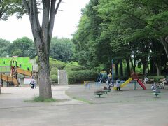 小金井公園わんぱく広場　玉川上水沿いにある面積80ヘクタールの都立公園です。体育館、野球場、テニスコート等のスポーツ施設、桜の園、梅園、憩い広場、わんぱく広場、バーベキュー広場等のレクリエーション施設、江戸東京たてもの園の展示施設等があり、大人から子供まで楽しめる公園です