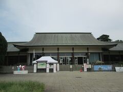 江戸東京たてもの園（ビジターセンター）小金井公園の中にあり、江戸時代～昭和初期の30棟の復元建物や29の屋外展示物が建ち並んでいる。写真の建物は1940年に開催された紀元2600年記念の式典のために建設された式殿（旧光華殿）で、現在たてもの園の入口施設になっています