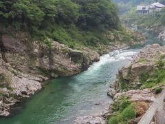 吉野川の上流部。
徳島県祖谷地方を代表する景勝地である大歩危峡。
長い年月をかけ吉野川の流れが岩場を深くえぐり取り、V字谷が長々と続く地域。
国道や集落は、僅かに残された場所にへばりつくように作られているため、ハンドルを握る手もやや緊張気味。
非常に良い景色なのだが、うっかりよそ見などしようものなら、谷底に車もろとも転落してしまう！！