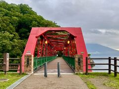 旅の終わりに立ち寄ったのですが、想像していたより素敵な鉄橋でした。おしゃれな街灯が、夕暮れの良い雰囲気を見せてくれました。