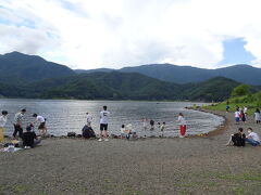 河口湖　こちらは普通に水浴びを楽しんでいます。
風が気持ち良くて後方の原っぱで皆さん
ごろ～んと横になってます。
お子様達は洋服のまま水浴び
夢中です。