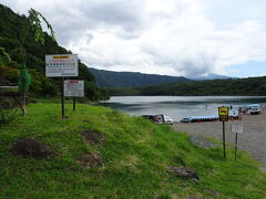 河口湖あたりは先程の雨がまだ降っていたので
先に西湖へ向かいました。
サップボードで遊ぶファミリー
ん十年前　ウィンドサーファーだった頃の
血が騒ぐ…
サップボードの体験サイトを調べ始めました