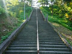 ようやく、駐車場にたどり着き、春日山神社を目指します！

ひー！！