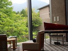 ６月３日(金)
午後２時半過ぎ～箱根翡翠のフロントで娘が手続きしてくれている間、ピアノがあるロビーのソファーで寛ぎました。