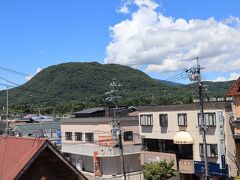 軽井沢駅北口を出ると離山がよく見えました。
その奥には浅間山がわずかに見えます。
ここからタクシーで川上庵に行きます。
