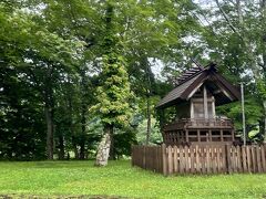 支笏湖ビジターセンターの近くに、支笏湖神社があるとのことで探してみたら、えっ！これ？パワースポットらしいけど小さくてビックリ。