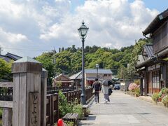 駐車場から川に向かって歩いていくと
さっそく風情ある風景
三角コーンが残念