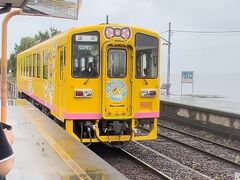 日本一海に近い駅として有名になった大三東駅。日帰り旅なので、この場所で長い時間は取れなかったので、駅が見れれば良いと思っていましたが、運良く黄色の島鉄が見れました。可愛い！(๑>◡<๑)