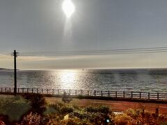 五能線、鰺ケ沢～深浦間の日本海の車窓です。

夕日で周りが朱色に染っています。