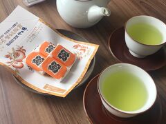 15時過ぎにチェックインしました。部屋にはお茶と茶菓子のサービスです。この干し柿のお菓子は素朴な甘さで、なかなか良かったのですが、2022年現在は無くなってしまいました。