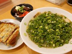 和歌山中華そばの王道 豚骨醤油のこってりスープにネギいっぱい、がラーメンまるイの特徴。
ネギの量はお好みで調節できるので、こってり派はネギ少なめでどうぞ～。

◇ラーメン（ネギ普通） 820円
◆餃子 380円
◇ミニチャーシュー丼 330円