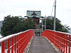 夏の大祭のときだけ、渡し橋と通れる津島神社
掃除の人が見えました
子守の神ですって