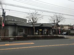 岸　忠左衛門翁は現在の東大和市に生まれ、叔母の嫁ぎ先の寿美屋（すみや：江戸時代から続く炭問屋、製麺業）に養子に入り、家督を継いだ。家業の傍ら、自由党の三多摩壮士の一員として、政治に入り込んでいったと云う。

寿美屋の家業は長男が東北帝大を出て官界に入った為、次男が継ぎ、今は製麺業と共に日本料理・蕎麦懐石の店を経営している。

【寿庵　忠左衛門（じゅあん　ちゅうざえもん）】　
〒190-0164　東京都あきる野市五日市64　　
http://www.sumiya-men.com/

五日市で創業150年+α。
江戸時代からの伝統ある炭問屋兼麺製造元『寿美屋』が始めた手打ちそばと日本料理・蕎麦懐石の店である。
店名は“五日市の父”といわれた祖父の名・岸　忠左衛門から採った。

そば打ち修業は女将自ら赴いた『一茶庵』流。
粉は北海道産で、顔の見える仕入先から更に厳選されたものを使用しています。おすすめは季節ごとに変わるオリジナルの一品料理と地酒を楽しみ、最後はそばで締める。

写真は五日市の寿美屋：左にレストラン、右に販売所