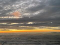 夕暮れ
飛行機は苦手ですが、こういう風景は飛行機ならではですね。