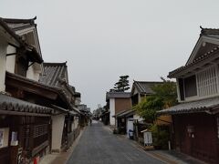 そして重要伝統的建造物群保存地区のメインストリートにやってきた。細い通りの両側に瓦屋根の和風建築がずらり並びなかなかの眺めだ。