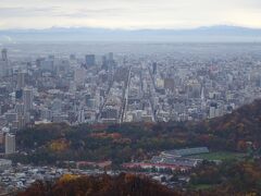 展望台に上がり、札幌市街や石狩平野にも広がる圧巻の大パノラマを見学。