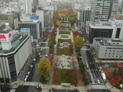 11:50テレビ塔に到着し、展望台から札幌市内を360°眺める。