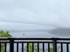 雨の中、傘を差しながら摩周湖を眺めました。お天気が悪くても、霧で摩周湖が隠れることなく、中の島も見ることができました。