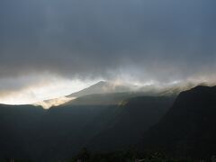 15分ほど登って鉾立展望台。まだ少し雲が多いですが、なんとか鳥海山の輪郭は確認できました。