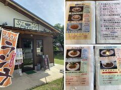 生野銀山に登っていく途中で、カフェのようですが店前のランチの幟に惹かれて、ランチタイムです。

「カフェ スパロー」という、こじんまりとした小さなお店です。
窓から隣の公園の大木が、綺麗に見えました。